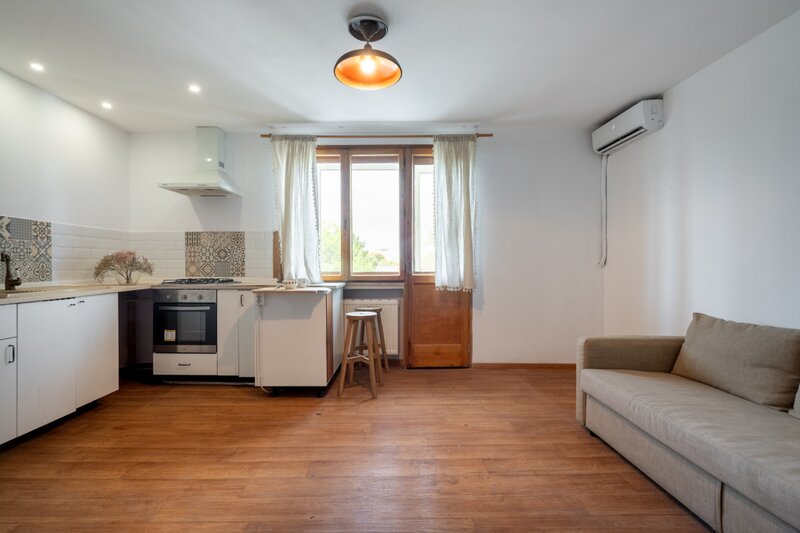 Dr. Felix, vanzare garsoniera.