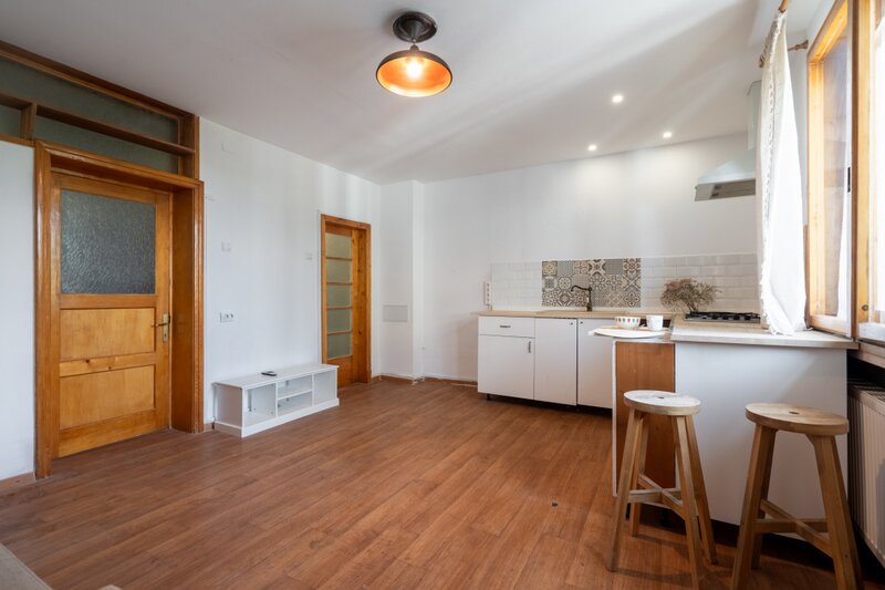 Dr. Felix, vanzare garsoniera.