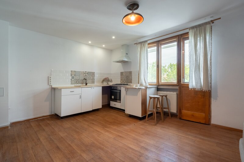 Dr. Felix, vanzare garsoniera.