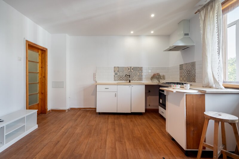 Dr. Felix, vanzare garsoniera.