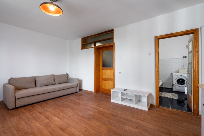 Dr. Felix, vanzare garsoniera.