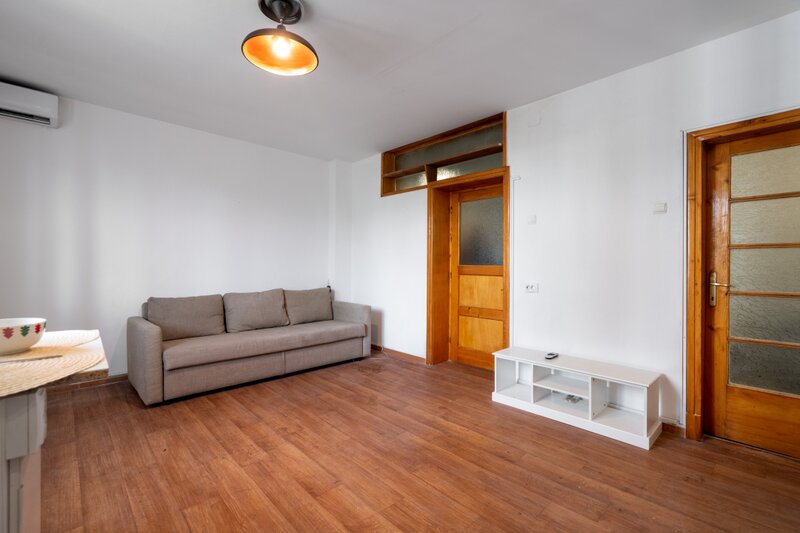 Dr. Felix, vanzare garsoniera.