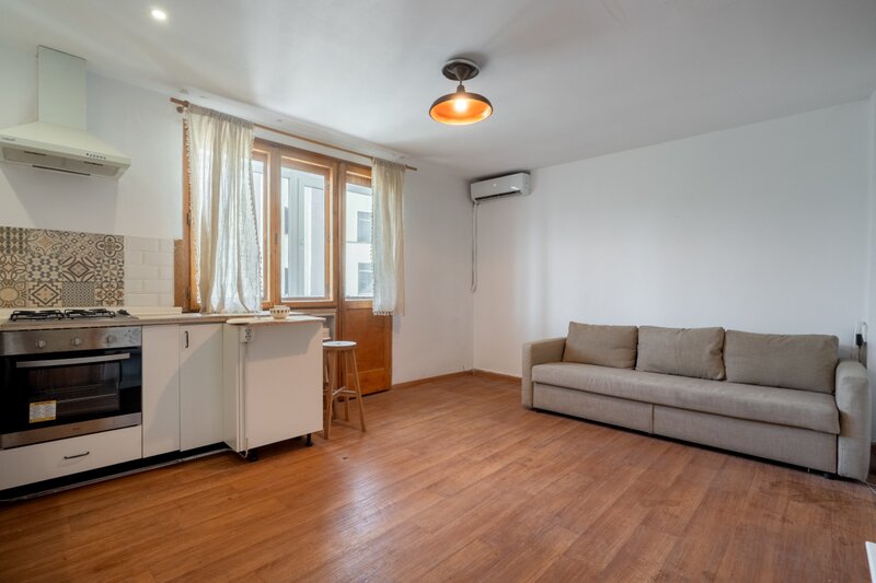 Dr. Felix, vanzare garsoniera.