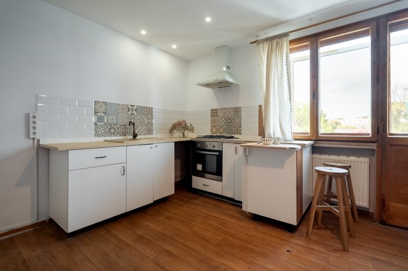 Dr. Felix, vanzare garsoniera.