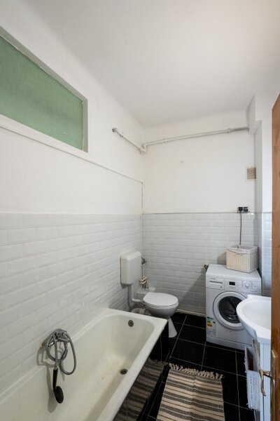 Dr. Felix, vanzare garsoniera.