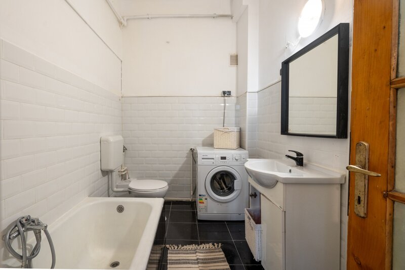 Dr. Felix, vanzare garsoniera.