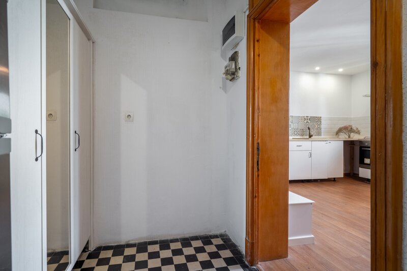 Dr. Felix, vanzare garsoniera.