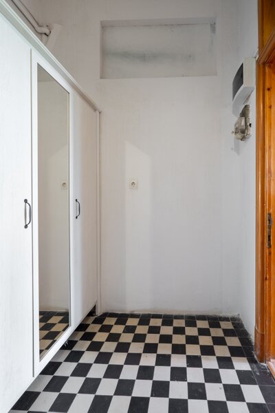 Dr. Felix, vanzare garsoniera.