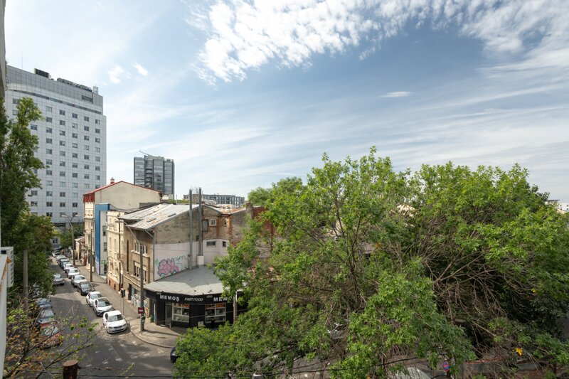 Dr. Felix, vanzare garsoniera.